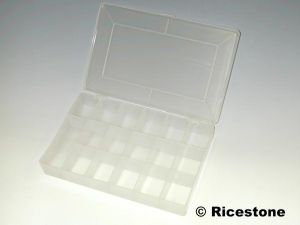 8d) Coffret plastique semi dur translucide 17 compartiments.