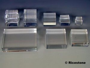 Nombreuses plaques et cube en verre acrylique pour présentation de collection