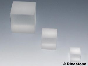 3) Cube acrylique de minéralogie.