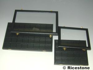 4) Coffret vitré escamotable 30x boîtes gemmes 3x3 cm. 