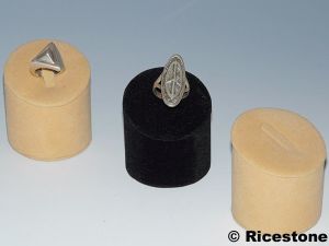 4) Présentoir pour bague Plot rond en feutrine.