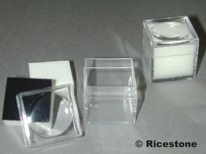 9a ) Boîte loupe grossissante de 3x3 cm, tout plastique de gemmologie.