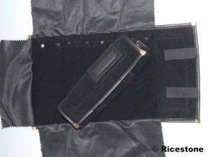 2a) Marmotte pour bracelets, une trousse à bijoux confectionnée en feutrine souple.