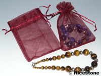 Pochettes Organza 12x18 cm bordeaux prsent avec un bijoux