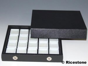 1) Coffret de gemmologie avec boîtes 3x3 cm dessus verre.