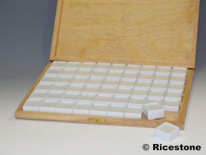 Coffret avec boites dessus verre 3x3 cm pour pierres tailles dures