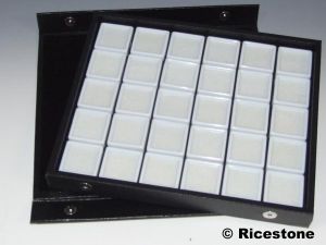 2a) Coffret pierres taillées avec 30x boîtes dessus verre 4x4 cm