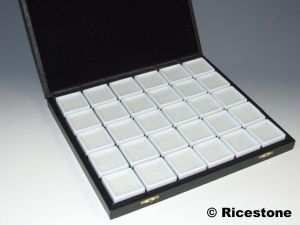 2b) Coffret 30x boîtes de gemmologie 4x4cm, couvercle à charnière.