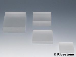 Plaque acrylique translucide pour présentation de figurine