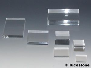 1aaa) Socle acrylique, présentoir pour minéraux 2,5x2,5x1 cm