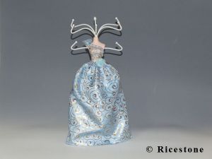 1e) Poupée porte bijoux, présentoir, mannequin de collier. Robe Bleue