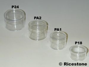 1) 12x boites plastique transparente ronde Ø2.7x1.8 cm.