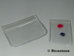 Diverses pochettes transparentes de gemmologie pour pierres tailles