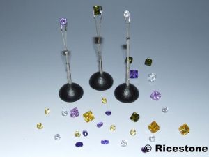 1) PRESENTOIR de pierres taillées
