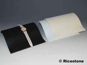 1d) Toboggan à bracelet, Présentoir à plat très large en simili-cuir. 